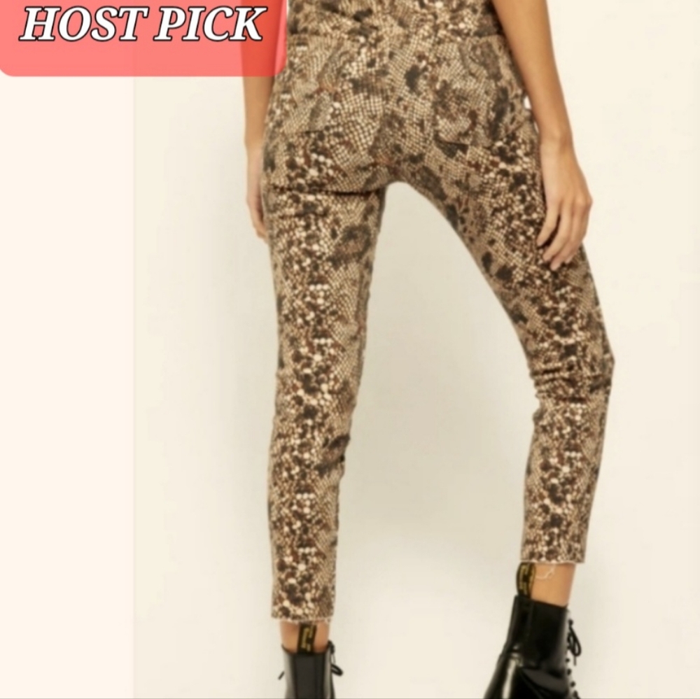 Free People Snakeskin print Skinny Jeans. Size 29. NWT!!⭐️⭐️HOST PICK⭐️⭐️